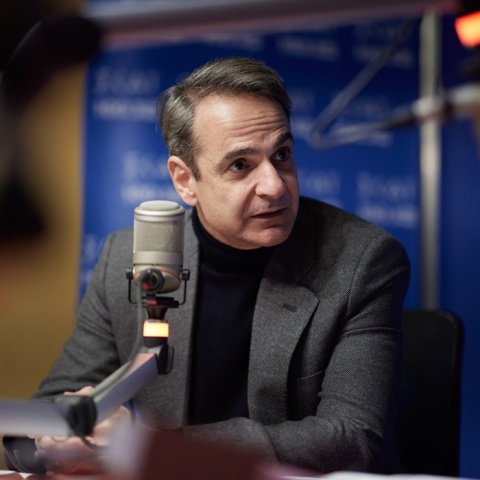 Ο Κυριάκος Μητσοτάκης στον ραδιοθάλαμο του ΣΚΑΪ