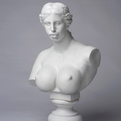 Νέες νόρμες σώματος: Τα γυναικεία γερακίσια νύχια & το ταμπού της αφής