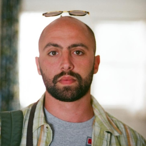 «Το χρονικό ενός δυσλεκτικού»: Ο Ντίνος Ψυχογιός μιλάει για τη νέα του παράσταση