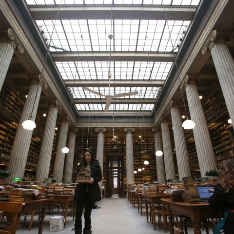 Φωτογραφία από το εσωτερικό της Εθνικής Βιβλιοθήκης πριν μεταφερθεί από την Πανεπιστημίου στο Ίδρυμα Σταύρος Νιάρχος