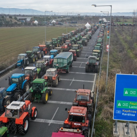 Τρακτέρ παραταγμένα στην Εθνική Οδό στη Θεσσαλία