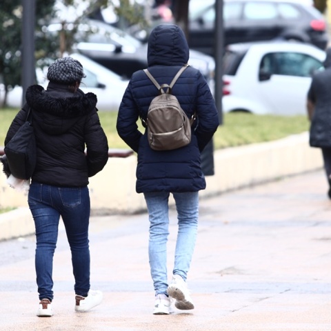 Πολίτες με χοντρά ρούχα για το κρύο που επικρατεί