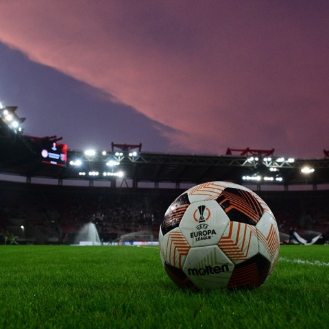 Μπάλα στο χορτάρι γηπέδου