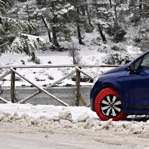 Σώοι οι οδηγοί που είχαν εγκλωβιστεί στην Πάρνηθα