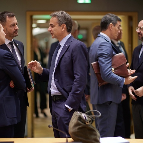 Στιγμιότυπο από το περιθώριο συνεδρίασης του Ευρωπαϊκού Συμβουλίου στις Βρυξέλλες όπου εικονίζεται ο Έλληνας πρωθυπουργός, Κυριάκος Μητσοτάκης