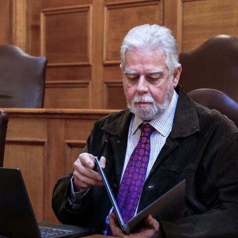 Ο Παναγιώτης Τερεζάκης κατά τη διάρκεια της κατάθεσής του στην Εξεταστική για τα Τέμπη