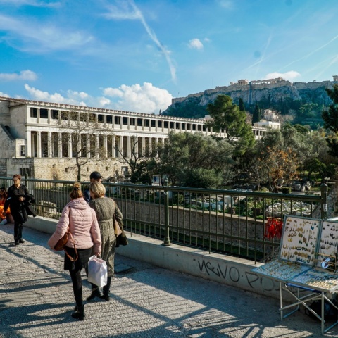 Ηλιοφάνεια και πολίτες που περπατούν στο Θησείο