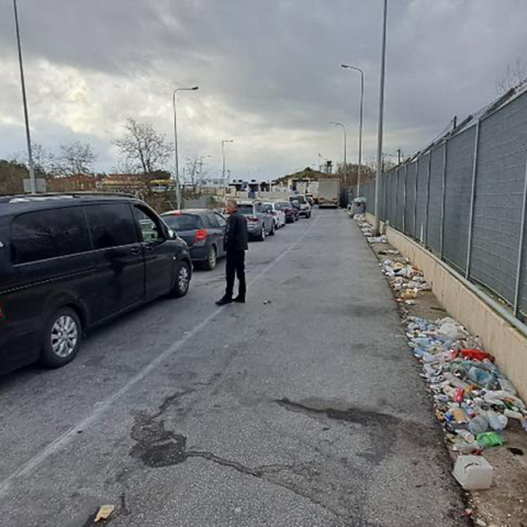 Σκουπίδια στο τελωνείο των Κήπων