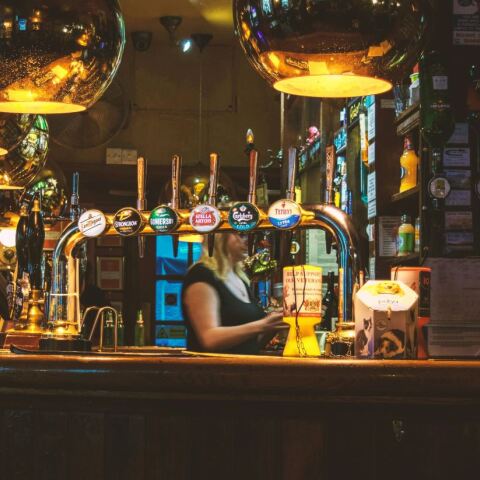 Ηράκλειο: Ιδιοκτήτης μπαρ εξωθούσε τρεις γυναίκες στην πορνεία