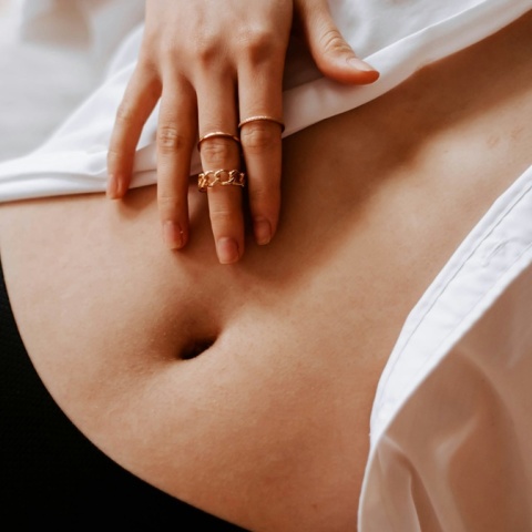 Γυναίκα έχει ακουμπήσει το χέρι της στην κοιλιά της