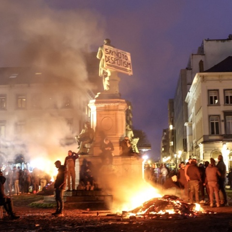 Αγρότες έβαλαν φωτιά σε δρόμο των Βρυξελλών συνεχίζοντας τις αγροτικές κινητοποιήσεις