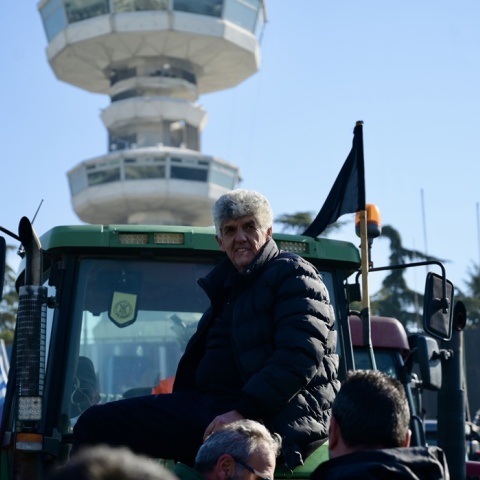 Αγρότης πάνω στο αγροτικό του όχημα στο κέντρο της Θεσσαλονίκης