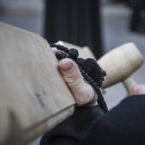 Μοναχή με το κομποσκοίνι της