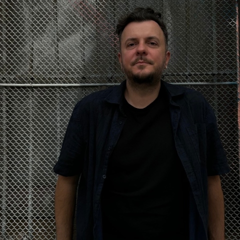 ΛΕΠΥΡ: Ο Απόστολος Άγγος μιλάει για τον δίσκο «Bukurana», τη μουσική και τη ζωή στη Βαρκελώνη.