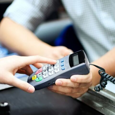 ΑΑΔΕ - Διασύνδεση ταμειακών με POS: καμία επιπλέον παράταση στο χρονοδιάγραμμα - Οι προθεσμίες για τους επαγγελματίες και τις επιχειρήσεις. 