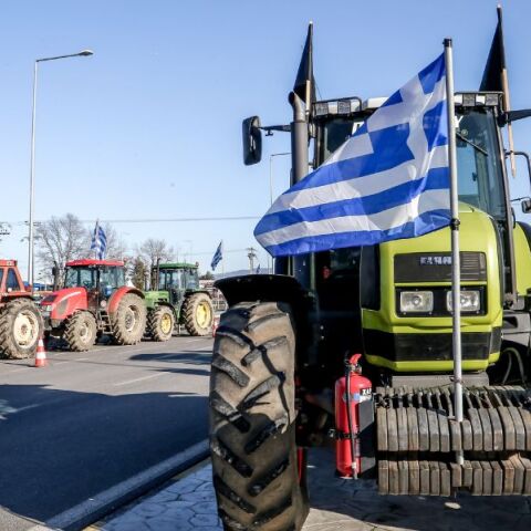 Χαλκιδική: Οι αγρότες έκλεισαν την εθνική οδό στο ύψος των Μουδανιών - Ακινητοποιούνται και τα δύο ρεύματα τουλάχιστον μέχρι τις οκτώ.