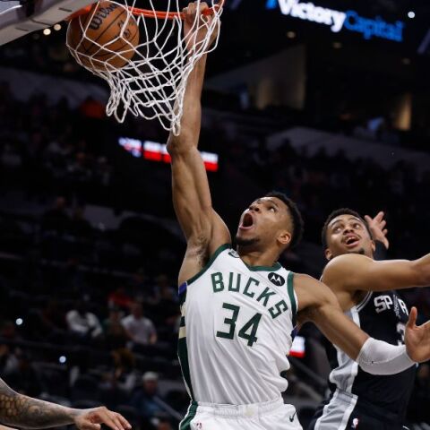 NBA: Εκπληκτικός ο Γιάννης Αντετοκούνμπο - Οι Μιλγουόκι Μπακς κέρδισαν με σκορ 129-117 τους Μάβερικς στο Ντάλας - Οι δηλώσεις του.