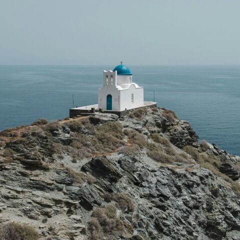 Conde Nast Traveler: Δεκάδες ελληνικές τοποθεσίες στη λίστα με τους 29 καλύτερους νησιωτικούς τουριστικούς προορισμούς για το 2024.