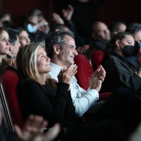 «Τρεις Ψηλές Γυναίκες»: Κυριάκος Μητσοτάκης και Μαρέβα Γκραμπόφσκι στο Δημοτικό Θέατρο Πειραιά - Παρακολούθησαν την παράσταση και μίλησαν με τους συντελεστές. 