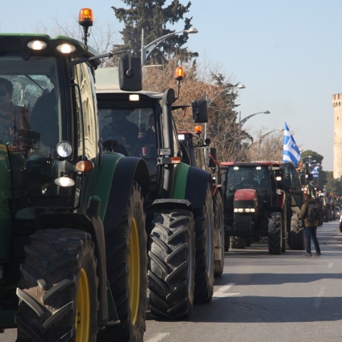 Οι αγρότες στα τρακτέρ του που είναι παραταγμένα στη Θεσσαλονίκη
