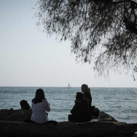 Άτομα δίπλα σε θάλασσα κατά τις Αλκυονίδες