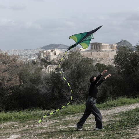 Κοπέλα επιχειρεί να πετάξει χαρταετό