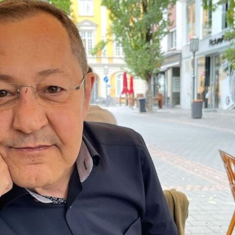 Γερμανία: Ο συγγραφέας τουρκικής καταγωγής Άκιφ Πιριντσί καταδικάστηκε να εκτίσει 9 μήνες φυλάκιση χωρίς αναστολή για υποκίνηση μίσους.