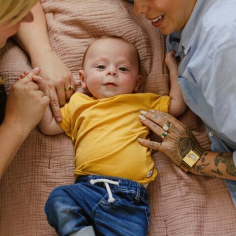 Ιταλία: Το εφετείο του Μιλάνου αποφάσισε ότι μόνο ο βιολογικός γονέας μπορεί να εγγράψει το παιδί του στα μητρώα γεννήσεων του δήμου.