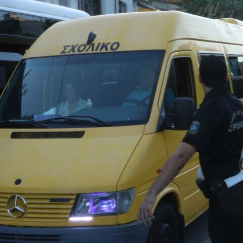 Σύγκρουση σχολικού λεωφορείου με ΙΧ στον Πειραιά