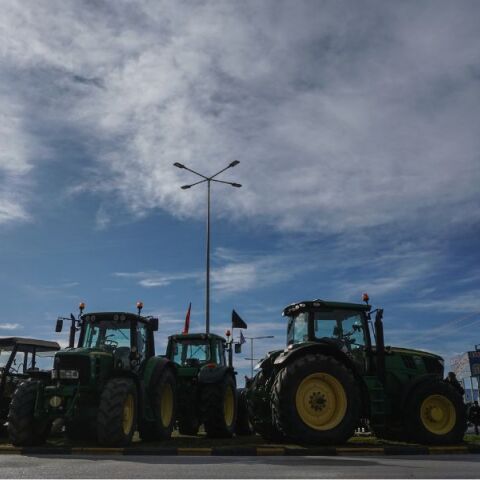 Αγρότες: Εντείνουν τις πιέσεις και κλιμακώνουν τις κινητοποιήσεις