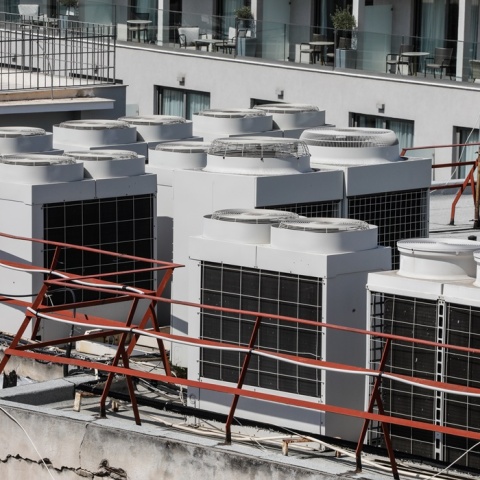 Εσωτερική μονάδα κλιματιστικών σε οροφή κτιρίου
