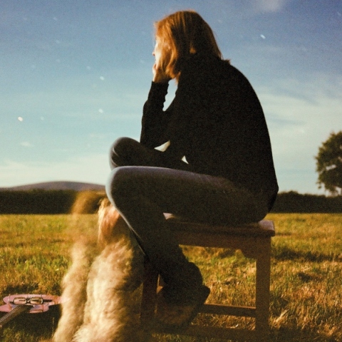 H Beth Gibbons μοιράστηκε το νέο της τραγούδι «Floating On A Moment»