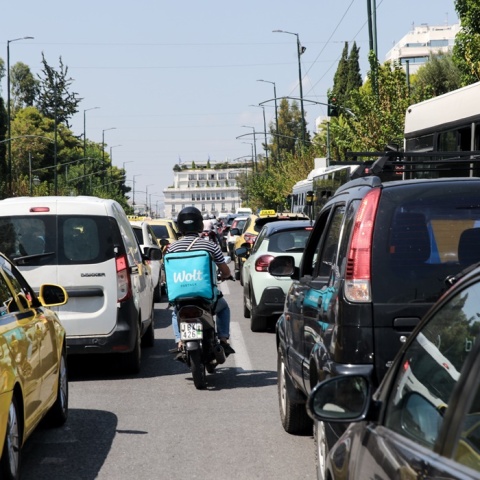 Αυτοκίνητα κολλημένα στην κίνηση σε δρόμο στο κέντρο της Αθήνας