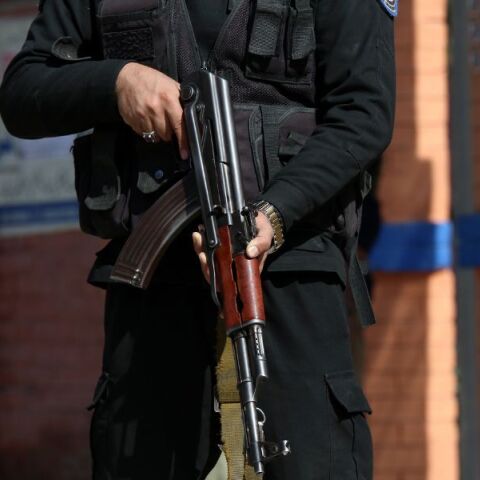 Πακιστάν: Πέντε άνθρωποι σκοτώθηκαν καθώς η βία αμαυρώνει τις βουλευτικές εκλογές - Χιλιάδες στρατιώτες έχουν αναπτυχθεί στους δρόμους και στα εκλογικά τμήματα.