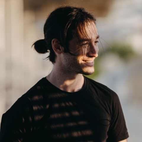 Θανάσης Τσακιράκης: Ο ντράμερ και τραγουδοποιός μιλάει για το πρώτο του προσωπικό άλμπουμ «Scent Remains», τη μουσική και τη ζωή του.