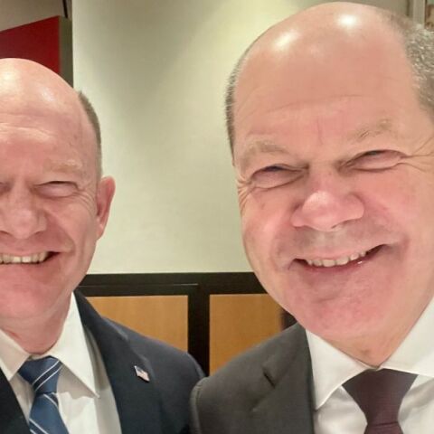 Όλαφ Σολτς: Οι selfies του Γερμανού καγκελάριου με τον γερουσιαστή Κρις Κουνς στις ΗΠΑ - Η εντυπωσιακή ομοιότητά τους προκάλεσε αίσθηση.