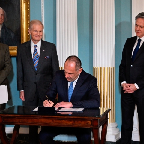 H Ελλάδα στο διάστημα: Ο Γεραπετρίτης υπέγραψε τις Συμφωνίες Άρτεμις