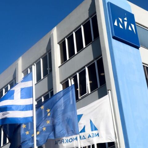 Η ΝΔ καταδικάζει απερίφραστα και χωρίς αστερίσκους τις άθλιες ομοφοβικές επιθέσεις κατά του αρχηγού της αξιωματικής αντιπολίτευσης