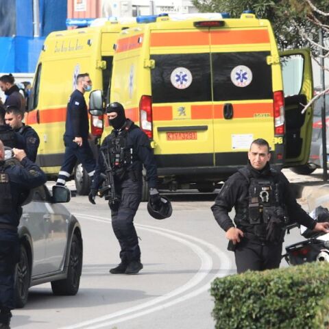 Γλυφάδα: Η ανακοίνωση της οικογένειας Καρνέση για το αιματοκύλισμα στα γραφεία της ναυτιλιακής εταιρίας με απολογισμό 4 νεκρούς.