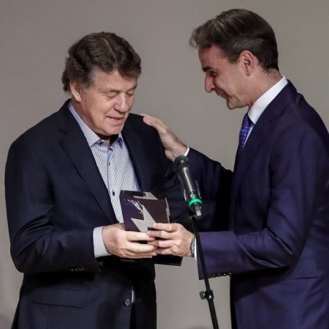 Ρεχάγκελ: Βραβεύτηκε από Μητσοτάκη για την προσφορά στο ποδόσφαιρο