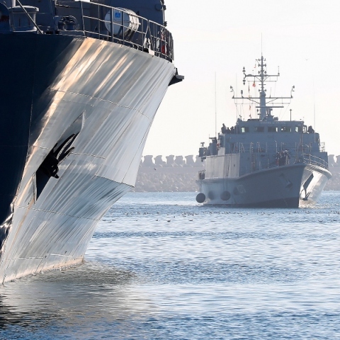 Πολεμικά πλοία κατευθύνονται προς την Ερυθρά Θάλασσα για να αντιμετωπίσουν τις επιθέσεις των Χούθι