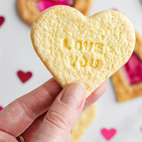 Τι απογίνονται όλες αυτές οι καρδούλες όταν περάσει η ρημάδα η γιορτή του Αγίου Βαλεντίνου;