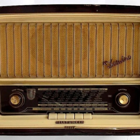 Με ένα ραδιόφωνο αγκαλιά