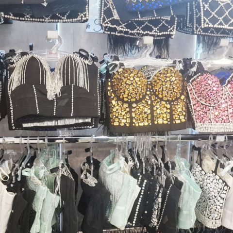 Μια βόλτα στην οδό Βορέου στο Σύνταγμα και στο μαγαζί με κάθε είδους εσώρουχα, ρόμπες & παντόφλες