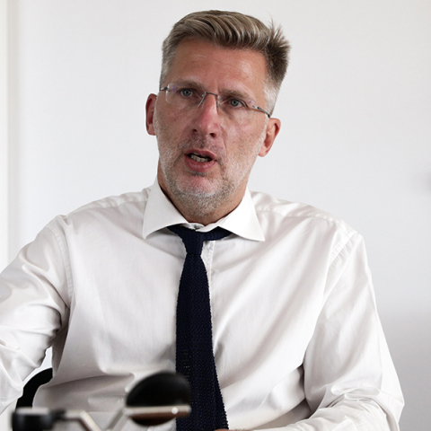 Άκης Σκέρτσος: Ο Υπουργός Επικρατείας μιλάει με αφορμή το νομοσχέδιο για τα ομόφυλα ζευγάρια