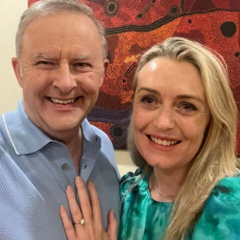 Αυστραλία: Ο πρωθυπουργός Άντονι Αλμπανέζι έκανε πρόταση γάμου ανήμερα του Αγίου Βαλεντίνου - Η σέλφι του ζευγαριού στα social media.