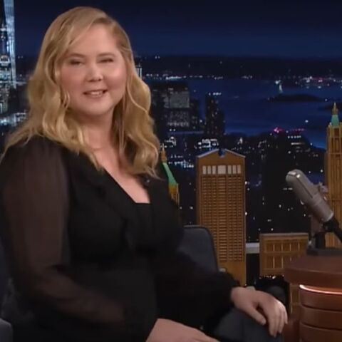 Έιμι Σούμερ: Η εμφάνιση στο «The Tonight Show» του Τζίμι Φάλον ανησύχησε τους θαυμαστές της - Τι απαντά για το «φουσκωμένο» πρόσωπό της