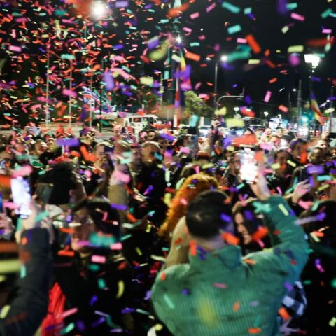 Γάμος ομοφύλων: Πανηγυρικό κλίμα στο Σύνταγμα, όπου είχαν συγκεντρωθεί μέλη της ΛΟΑΤΚΙ+ κοινότητας - Εκατοντάδες κόσμου. 