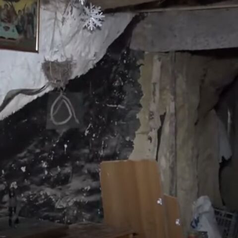 Κορινθία: Οικογένεια ζούσε σε σπίτι - λαγούμι - Κυκλοφορούσαν με τόξα και βέλη, απέφευγαν τους ανθρώπους - Τι δήλωσαν στις κάμερες.