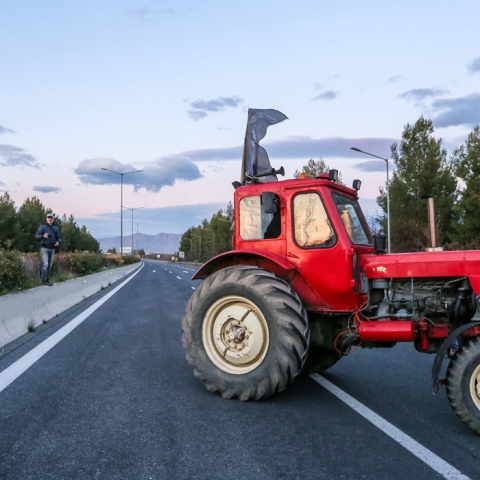 Αγροτικό όχημα - Τρακτέρ καταμεσής δρόμου